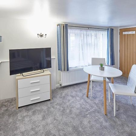 Host & Stay - Princess Place Studio Whitby Bagian luar foto