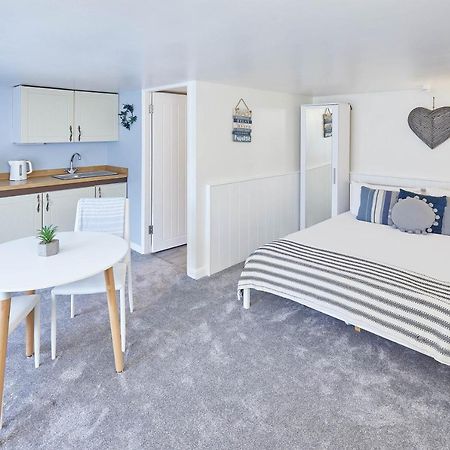 Host & Stay - Princess Place Studio Whitby Bagian luar foto