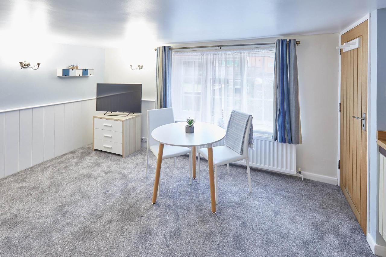 Host & Stay - Princess Place Studio Whitby Bagian luar foto